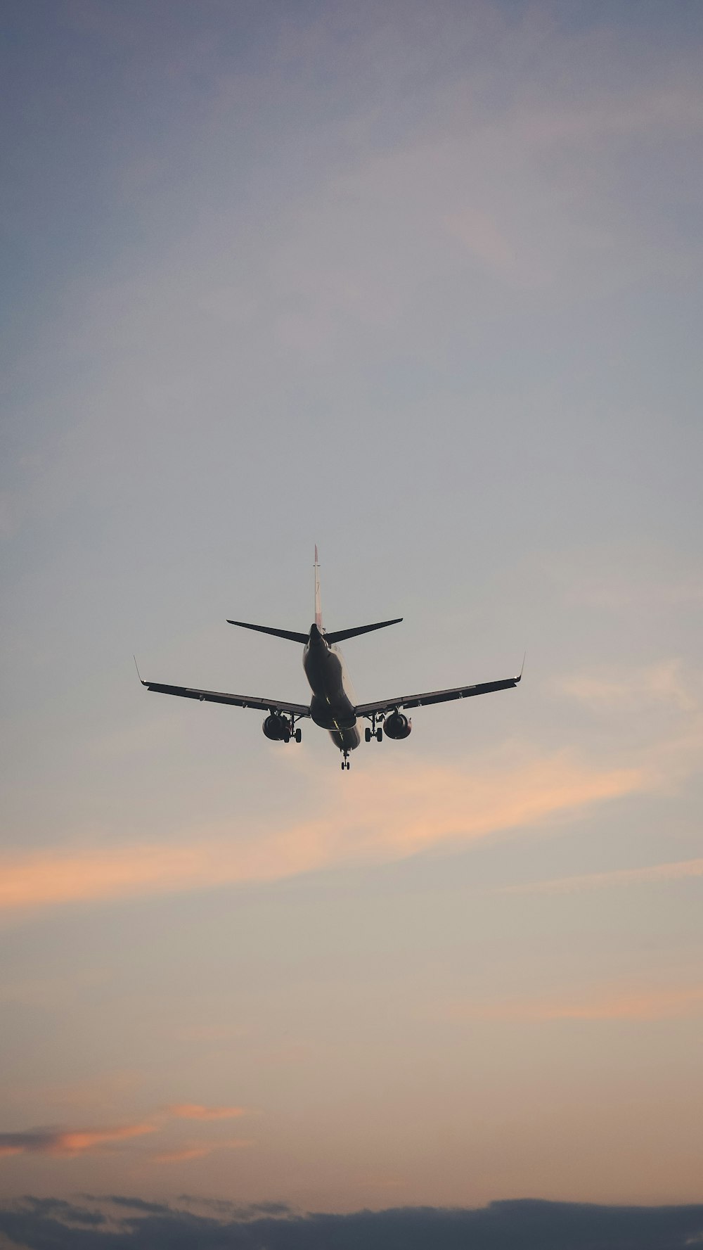 Weiß-schwarzes Flugzeug in der Luft