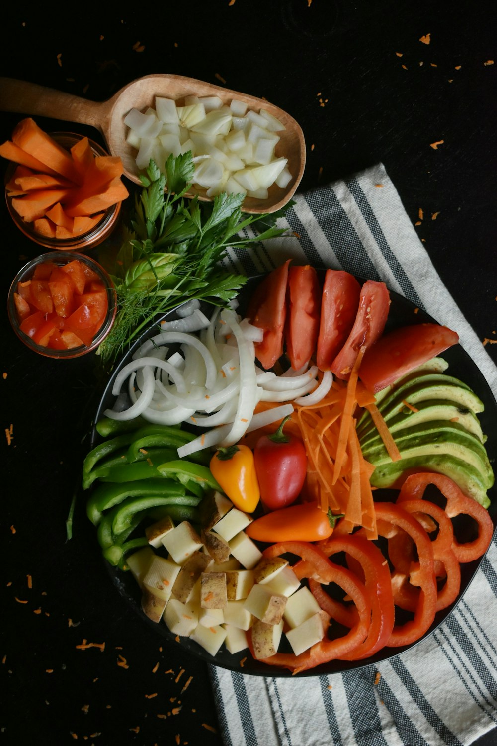 sliced tomato and green vegetable salad