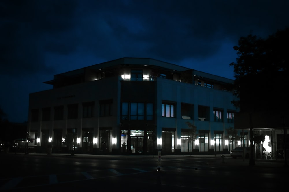 Edificio de hormigón marrón durante la noche