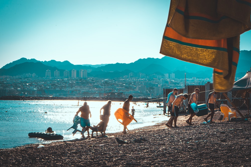 personnes sur la plage pendant la journée