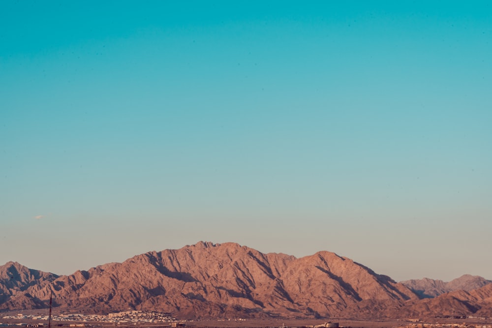 a plane flying over a mountain range in the desert