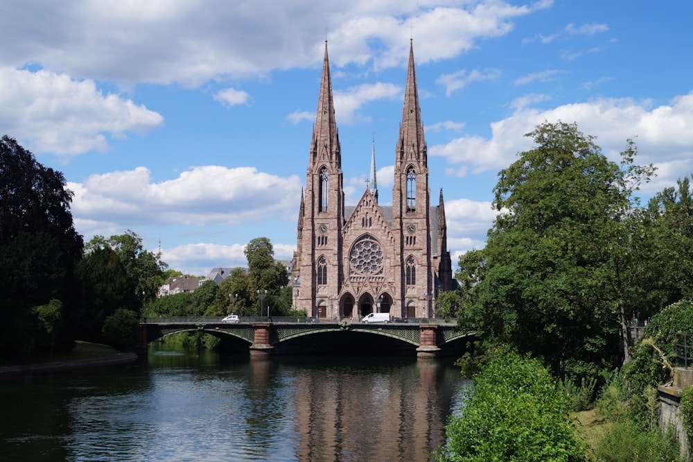 Braunes Betongebäude in der Nähe des Flusses tagsüber