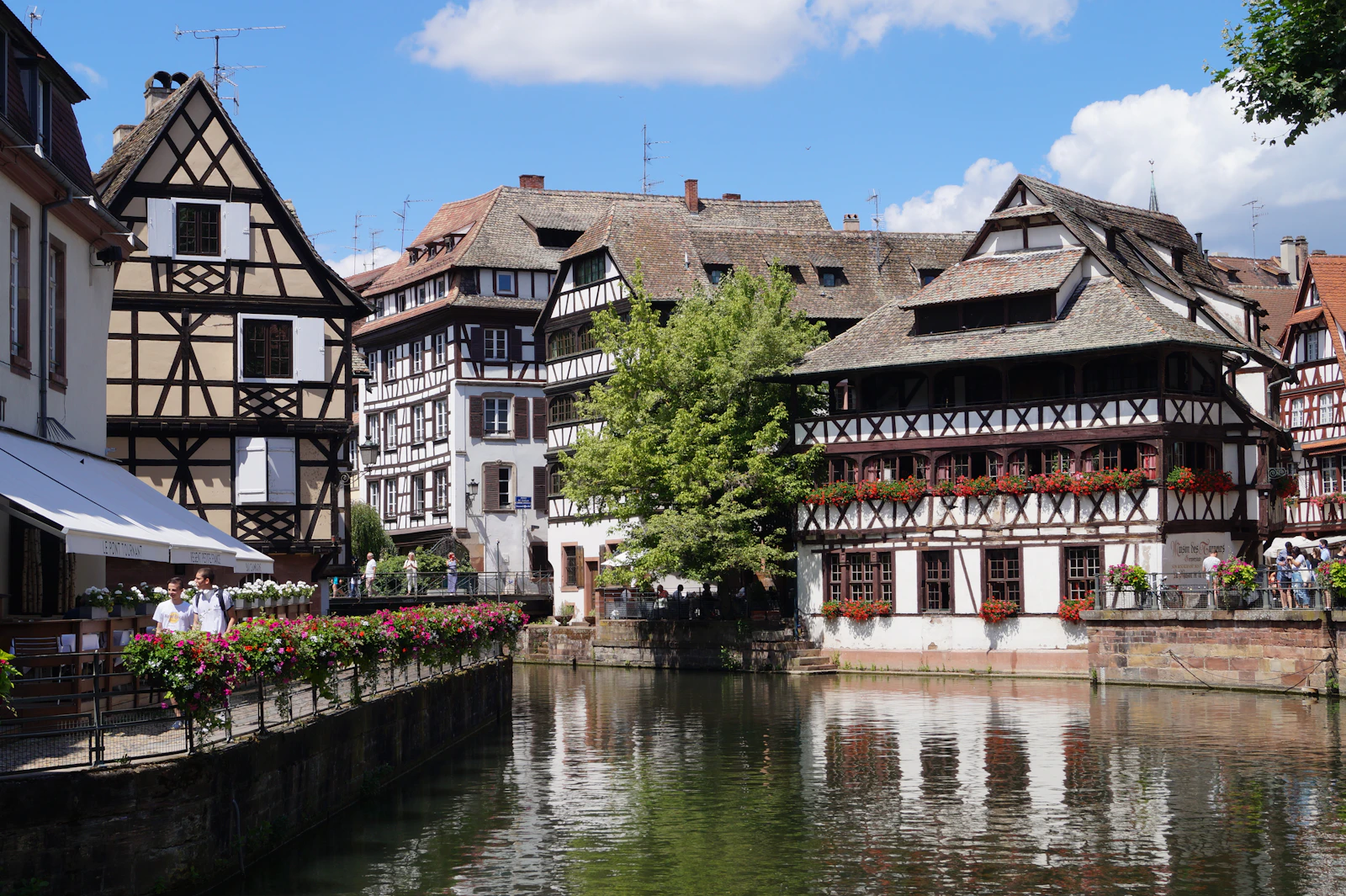 Eastern Europe Hidden Gem Journey | Paris + Dubrovnik + Plitvice Lakes + Hallstatt 9-Day 8-Night Private Tour