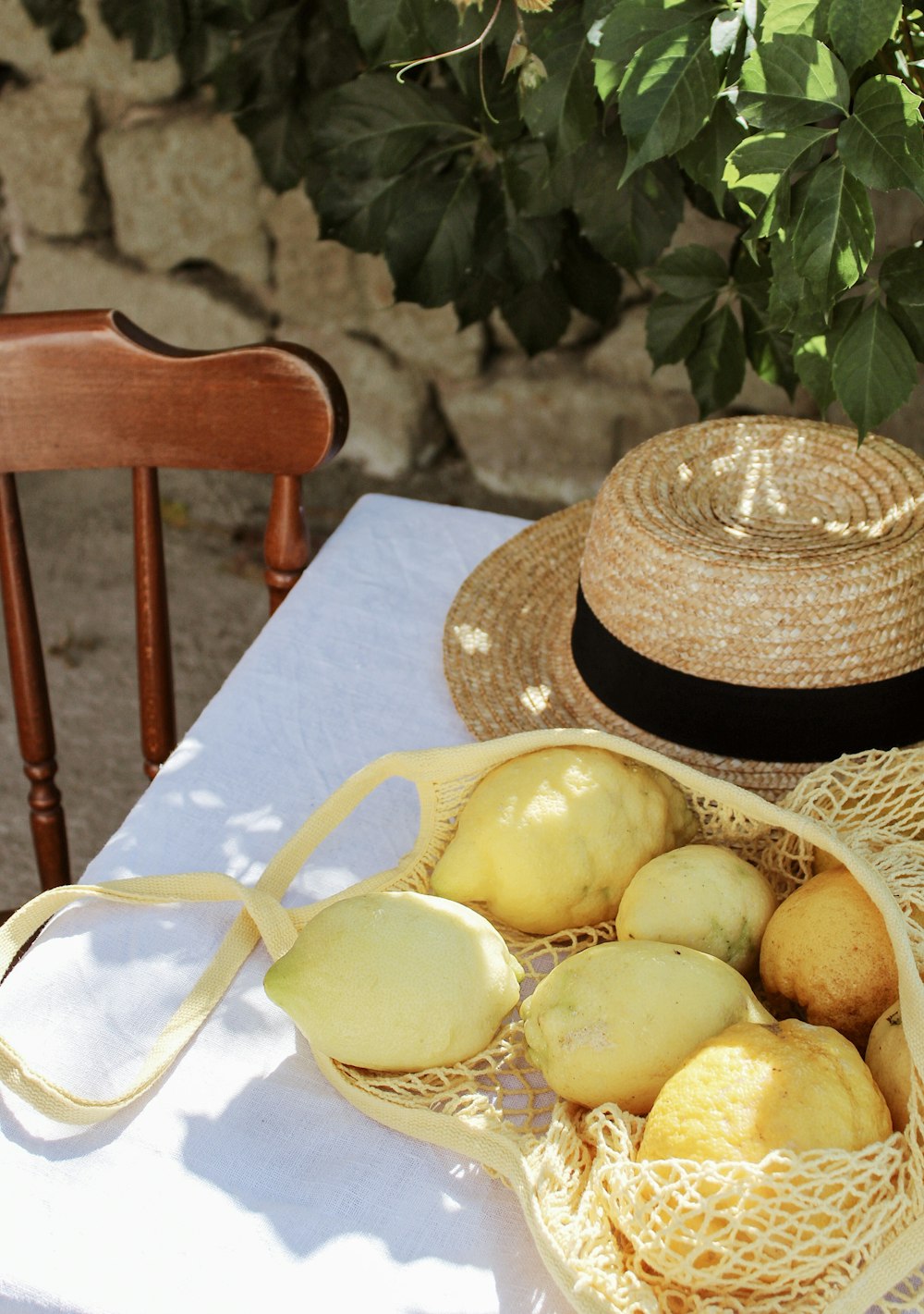 Frutos redondos amarillos en canasta tejida marrón