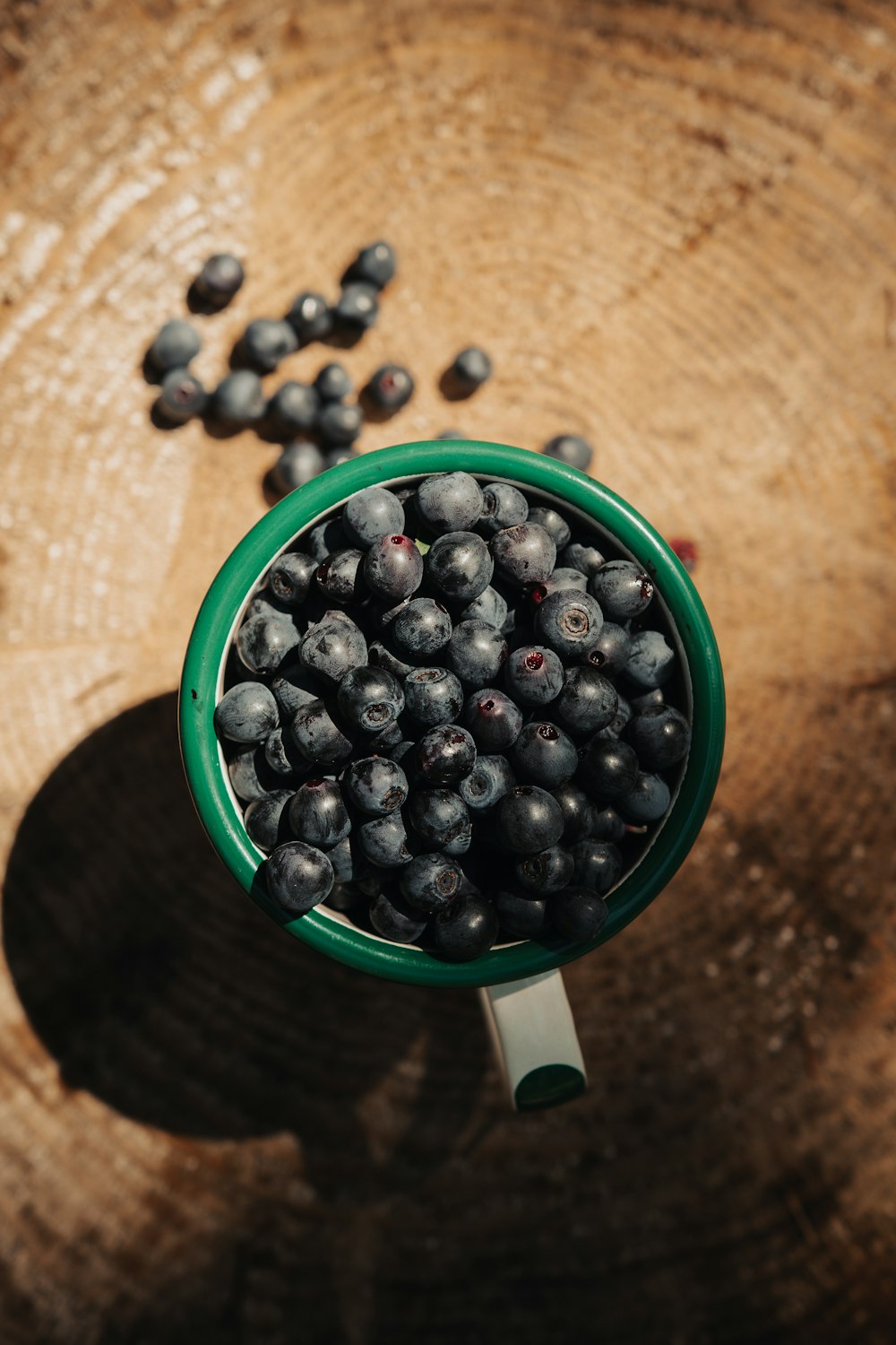 blue berries in green ceramic bowl