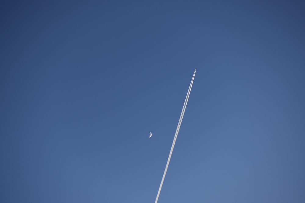 avion blanc dans le ciel pendant la journée