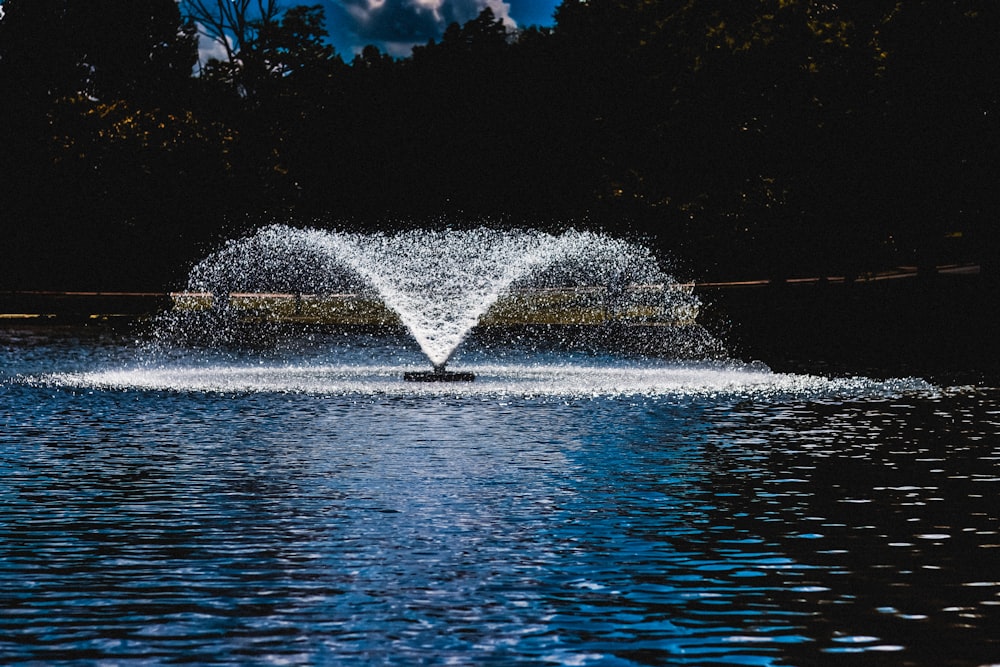 Springbrunnen in der Mitte des Sees während der Nachtzeit