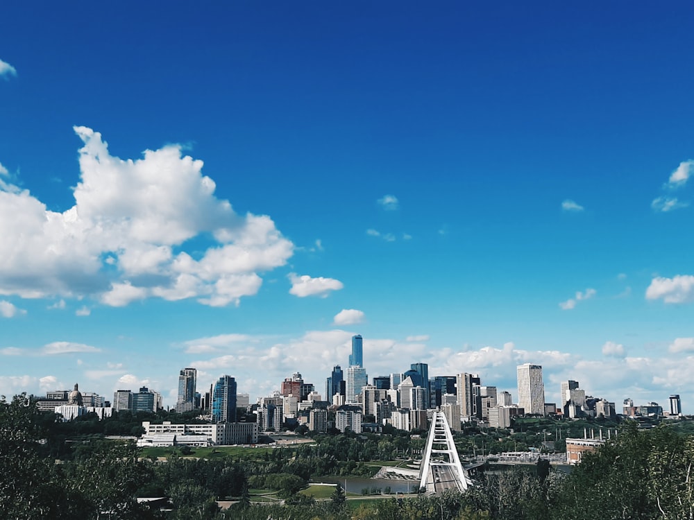 skyline della città sotto il cielo nuvoloso soleggiato blu e bianco durante il giorno