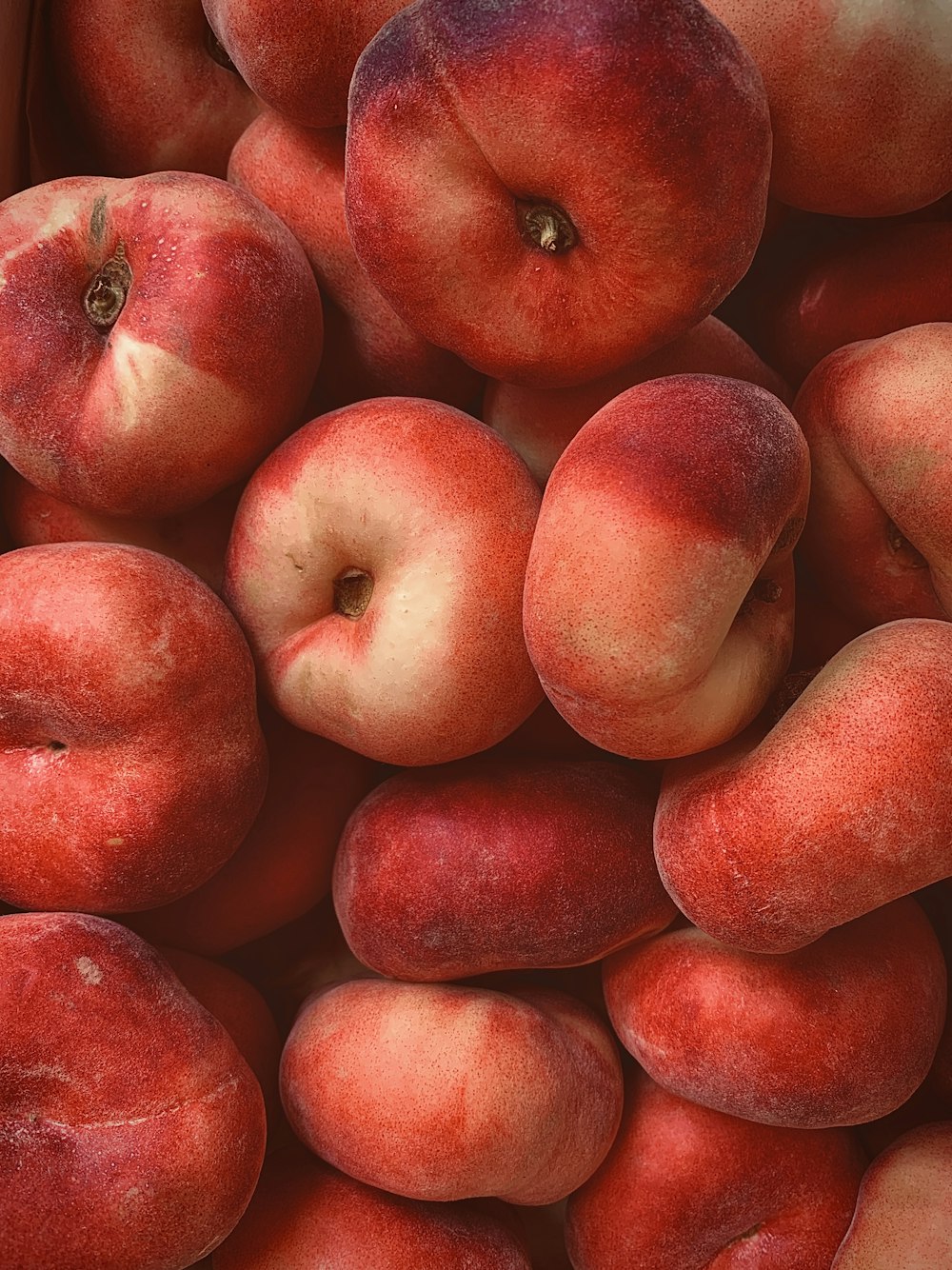 a pile of peaches sitting next to each other