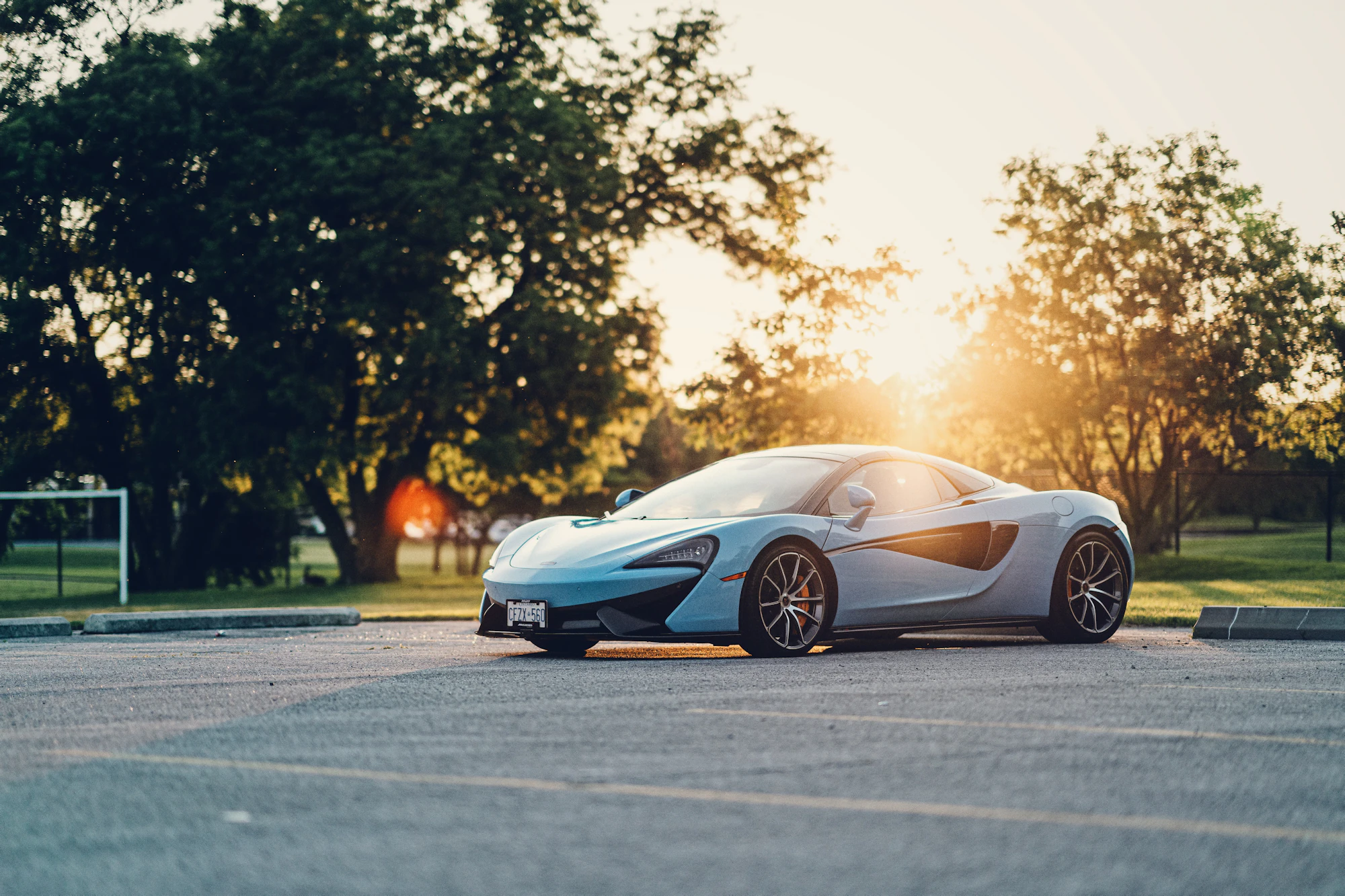 Exklusiver McLaren-Supersportwagen im Abendlicht