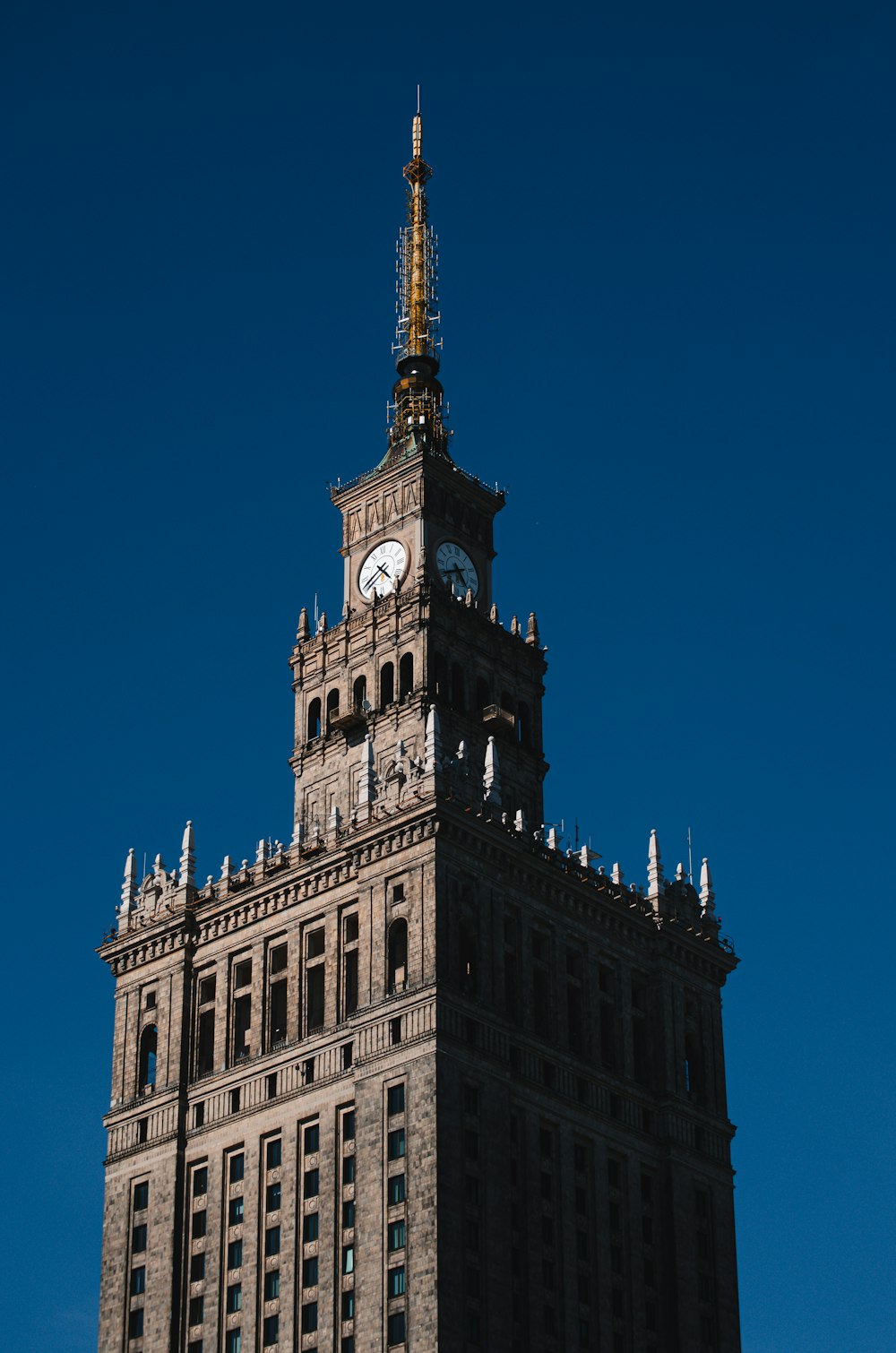 Edificio de hormigón blanco bajo el cielo azul durante el día