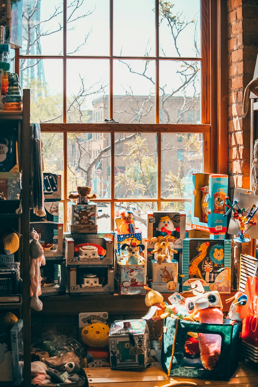 Jouets en peluche assortis sur une étagère en bois marron