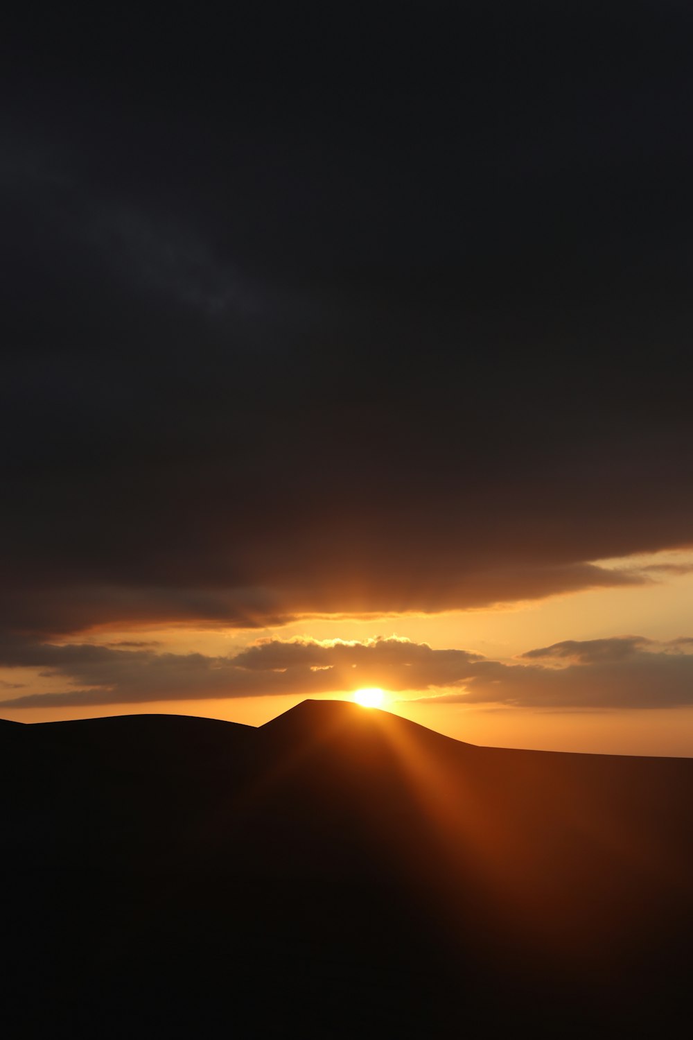 silhueta da montanha durante o pôr do sol