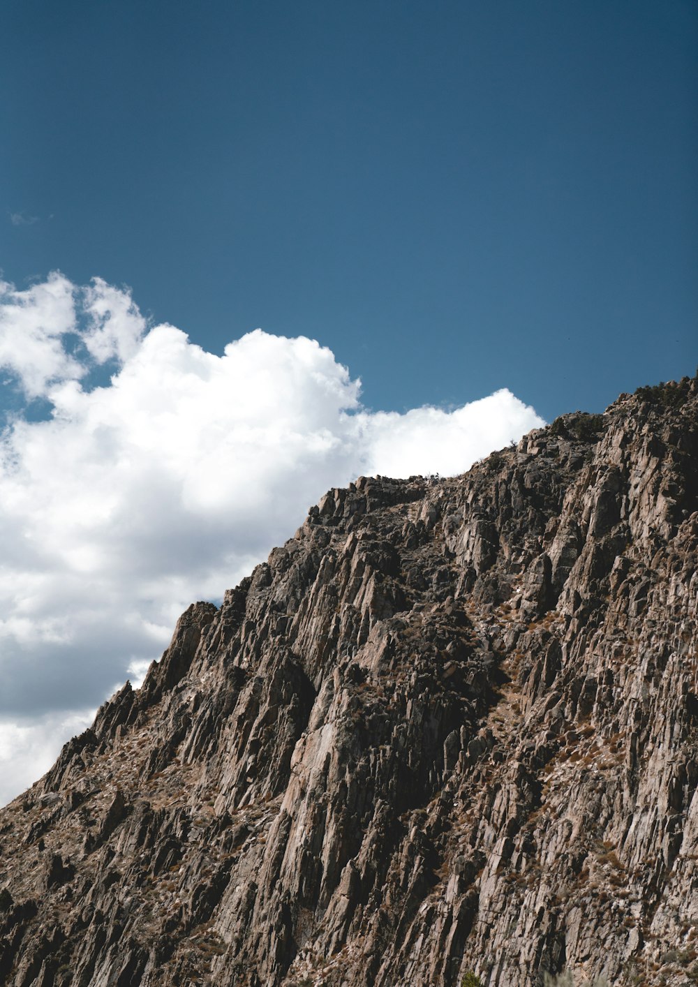 Montagna rocciosa marrone sotto il cielo blu durante il giorno