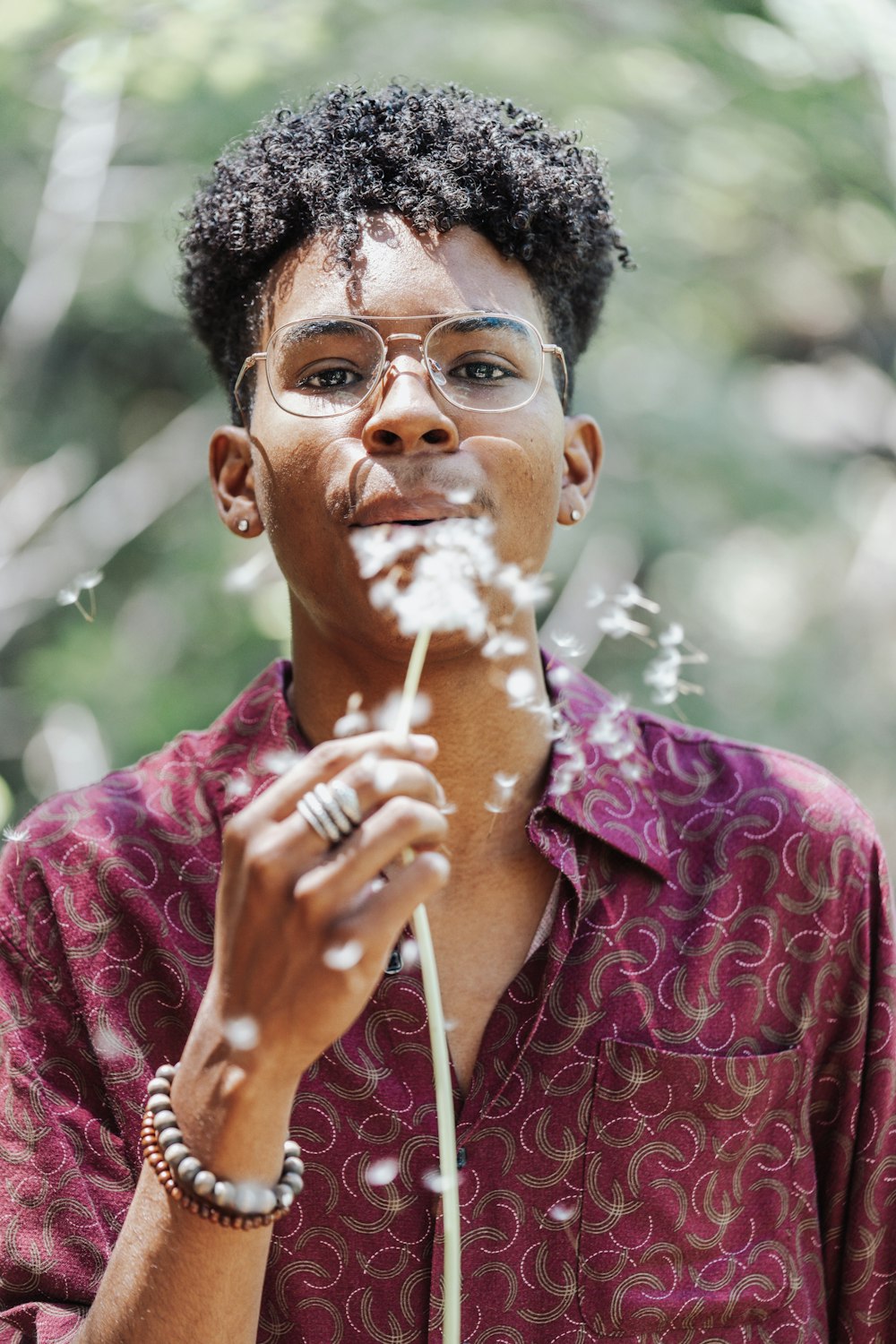 hombre con camisa abotonada a cuadros rojos y blancos fumando