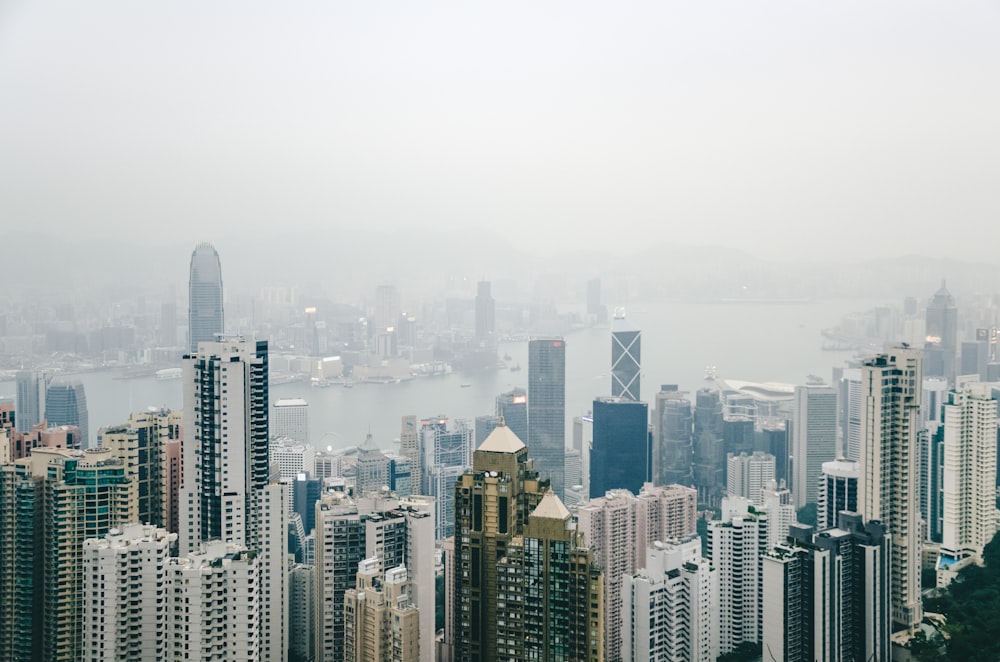 Vista aérea de los edificios de la ciudad durante el día