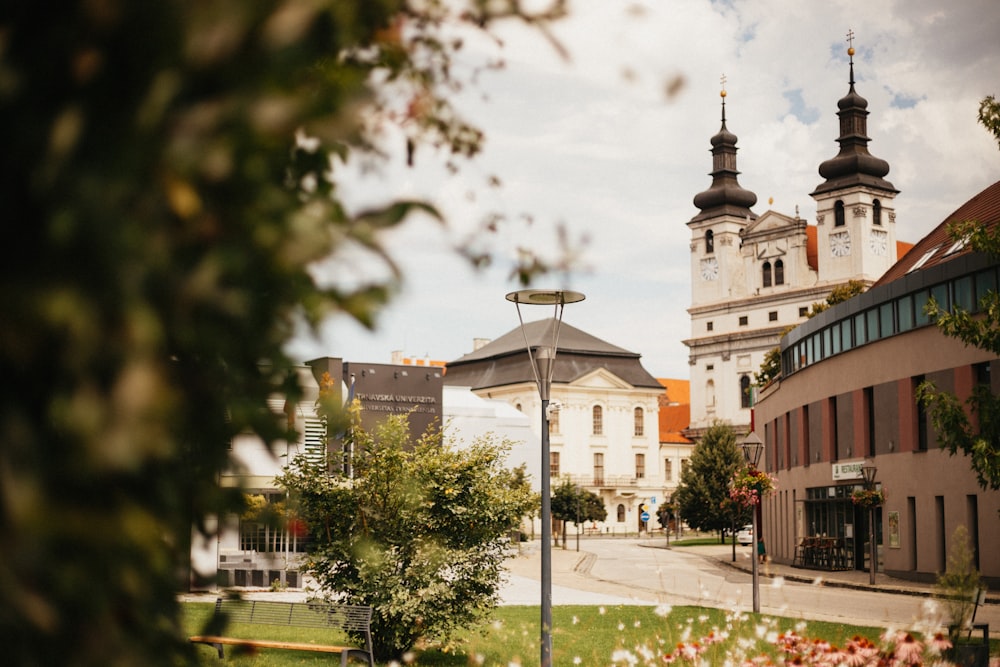 Braunes Betongebäude in der Nähe von grünen Bäumen tagsüber