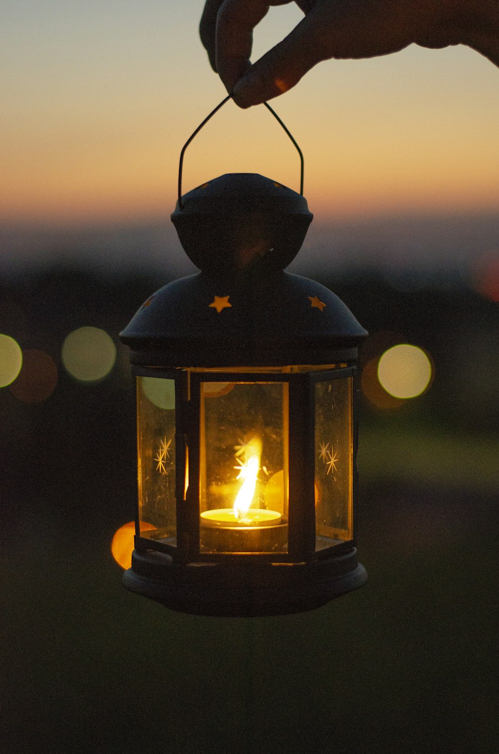 Lanterne noire avec du feu pendant la nuit