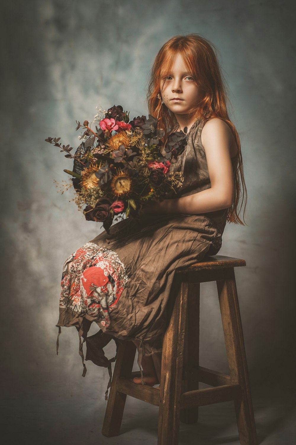 Mujer en vestido floral negro y rojo sin mangas sosteniendo ramo de flores