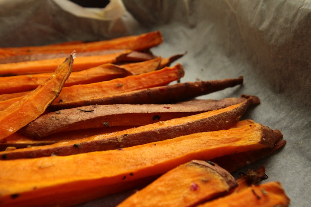 carottes tranchées sur un plateau en acier inoxydable