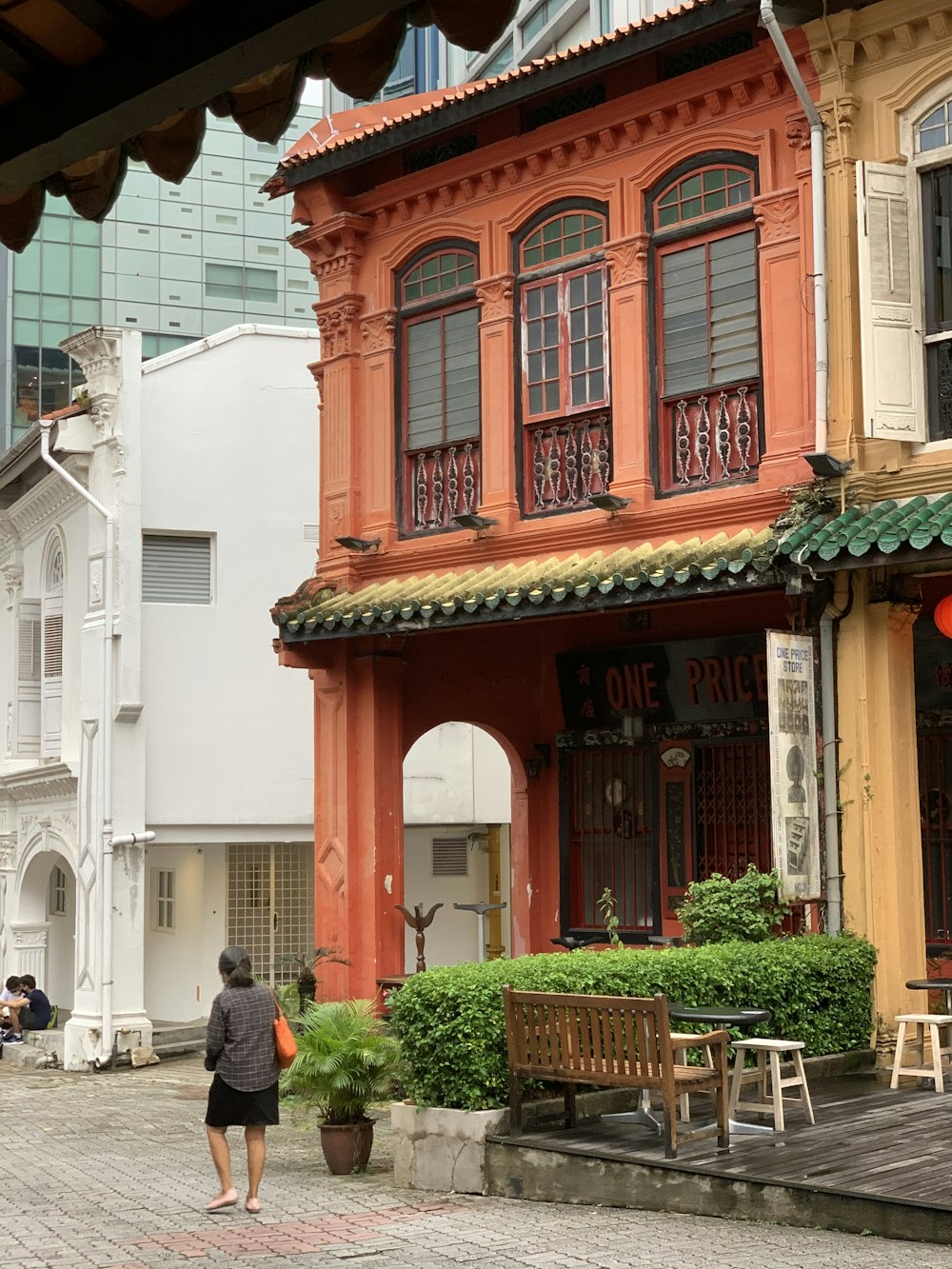 Edificio de hormigón rojo y blanco