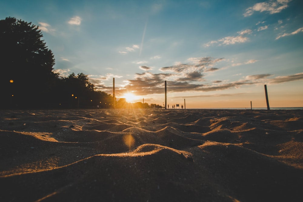 Gewässer unter blauem Himmel bei Sonnenuntergang