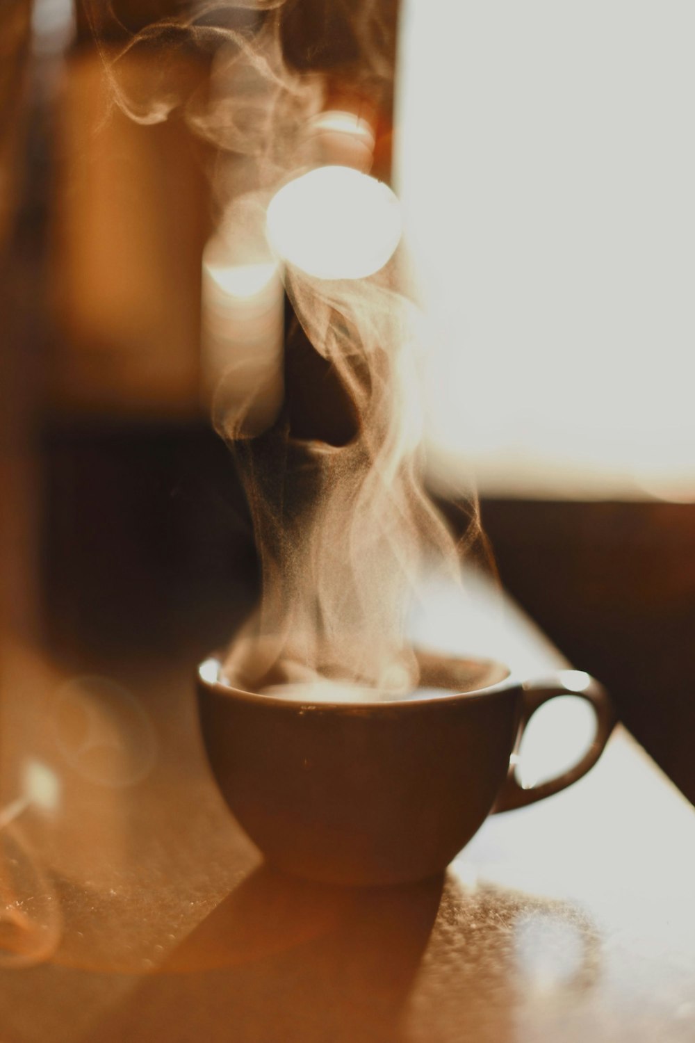 Taza de cerámica marrón con humo blanco