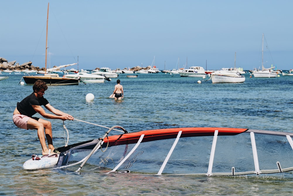 persone che cavalcano su una barca rossa e bianca in mare durante il giorno