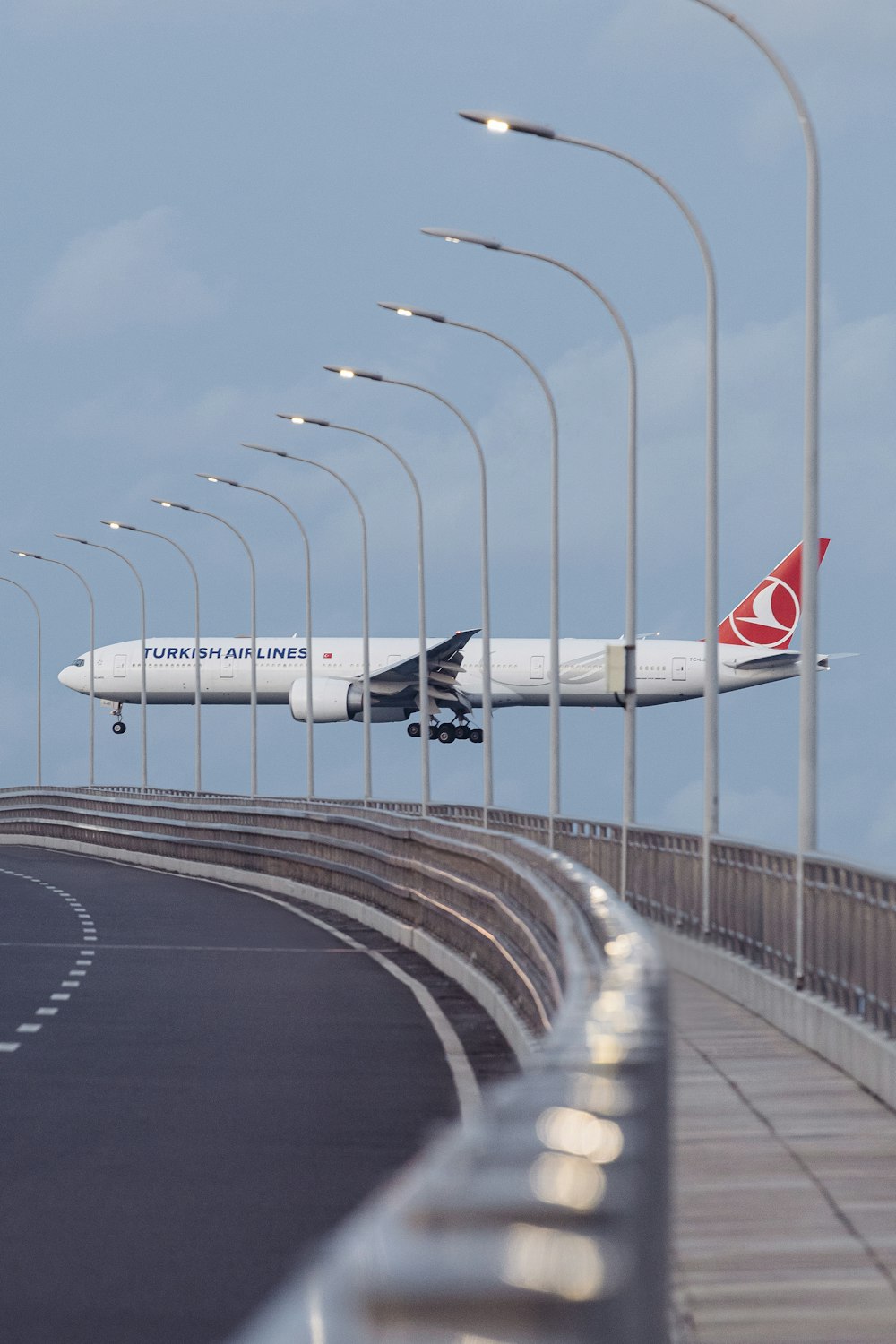 aereo passeggeri bianco sull'aeroporto durante il giorno