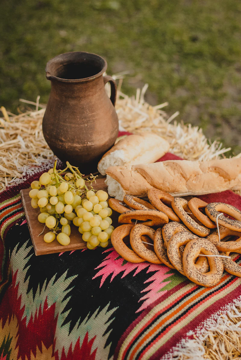 Pain et bretzels sur un textile traditionnel rouge