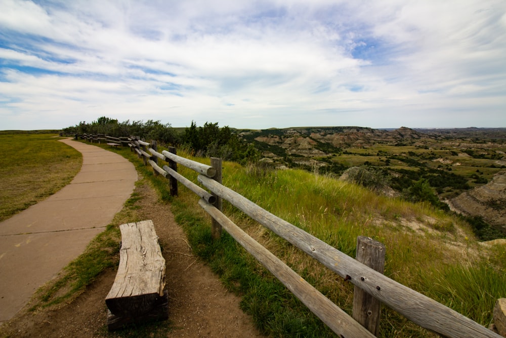 valla de madera marrón en camino de tierra marrón