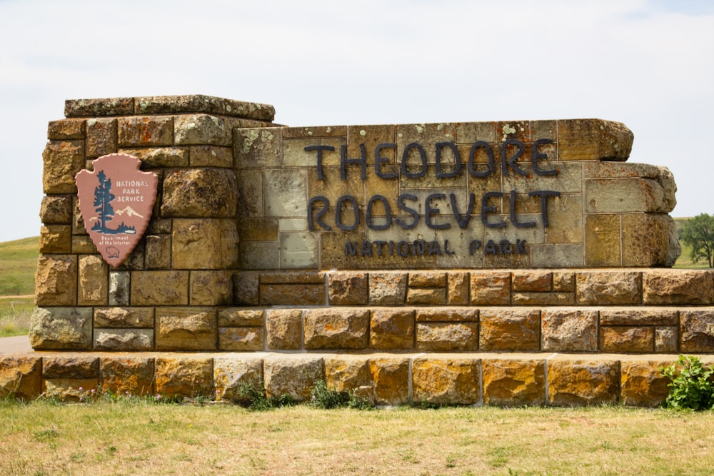 Un letrero de piedra que dice Parque Nacional Theodore Roosevelt