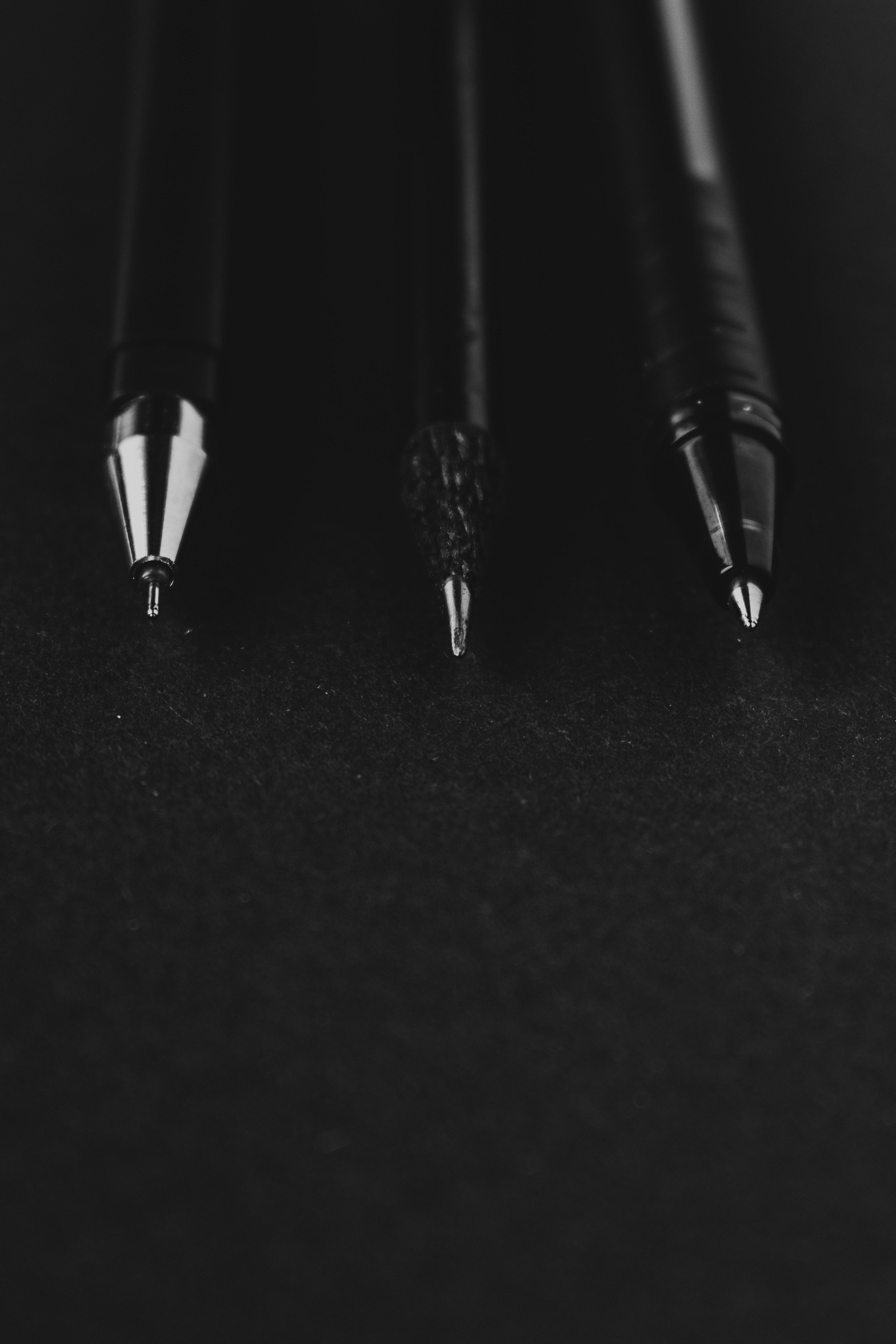 silberner und schwarzer Klickstift