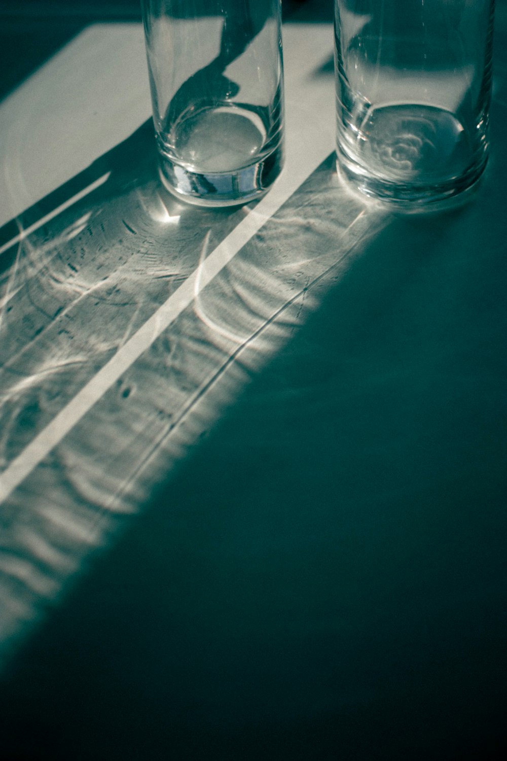 bicchiere trasparente sul tavolo bianco