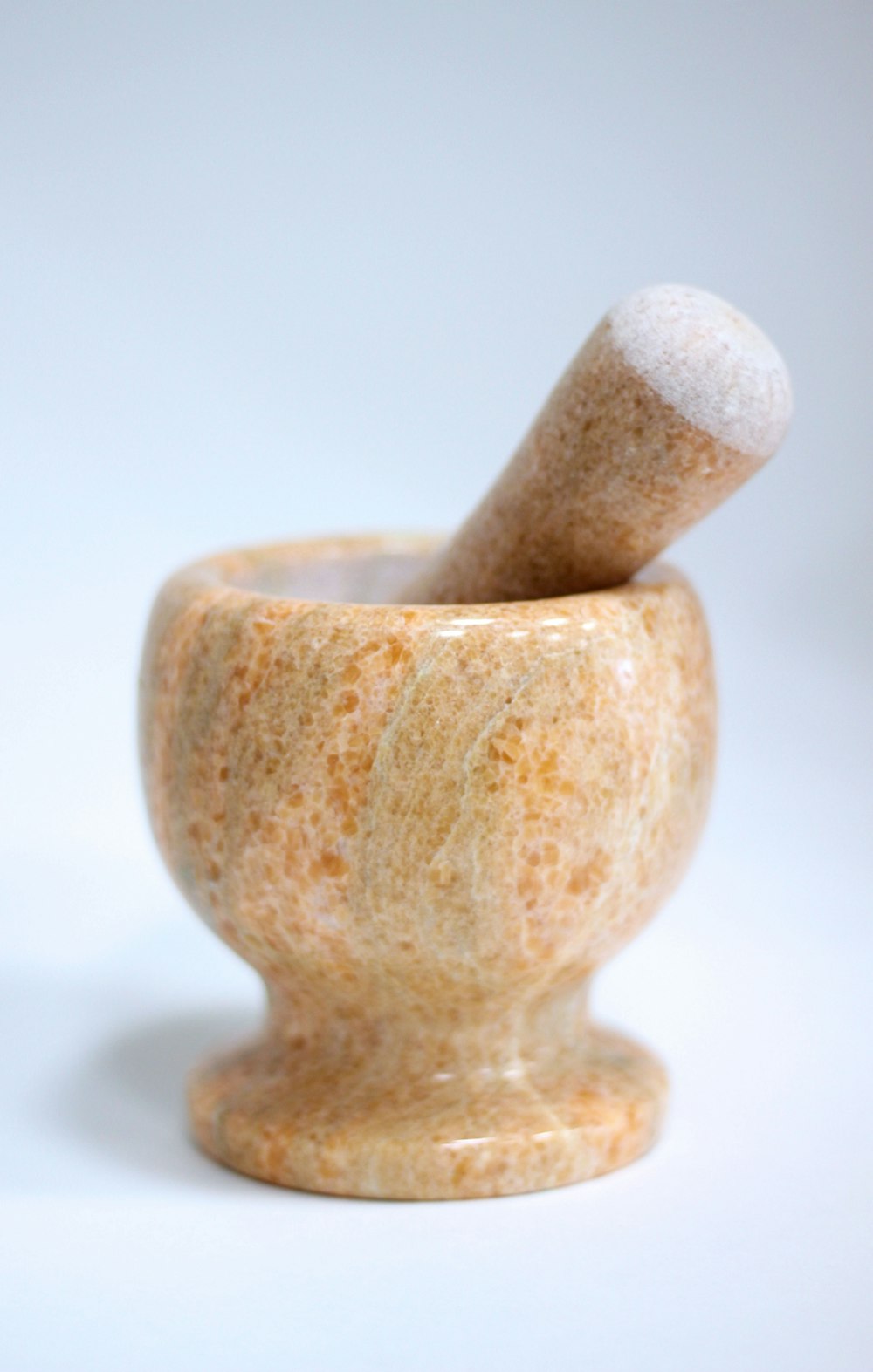 vaso in ceramica marrone e bianca
