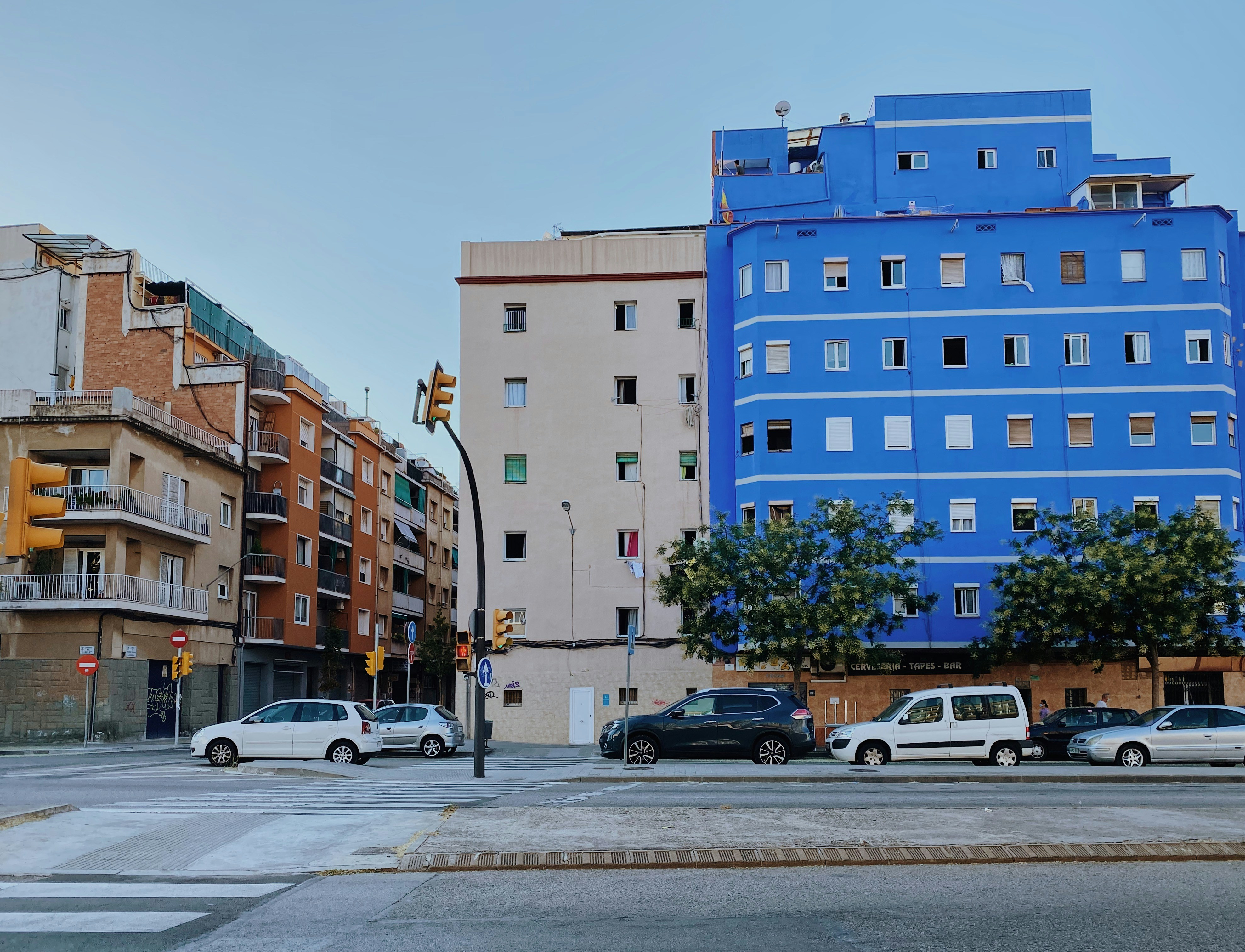 Carrefour bordé d'immeubles d'habitation et de voitures garées à L'Hospitalet de Llobregat