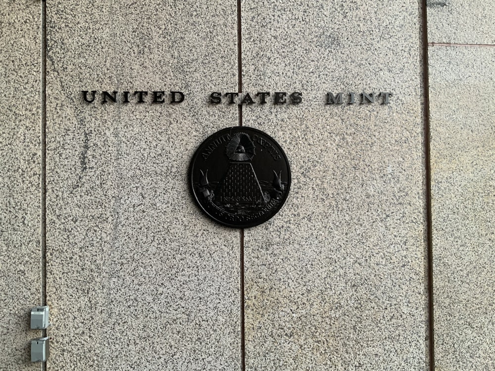 El letrero de la Casa de la Moneda de los Estados Unidos en el costado de un edificio
