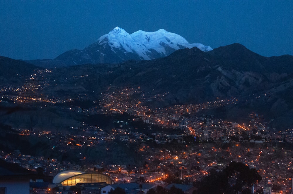 Montaña blanca y marrón bajo el cielo azul durante el día