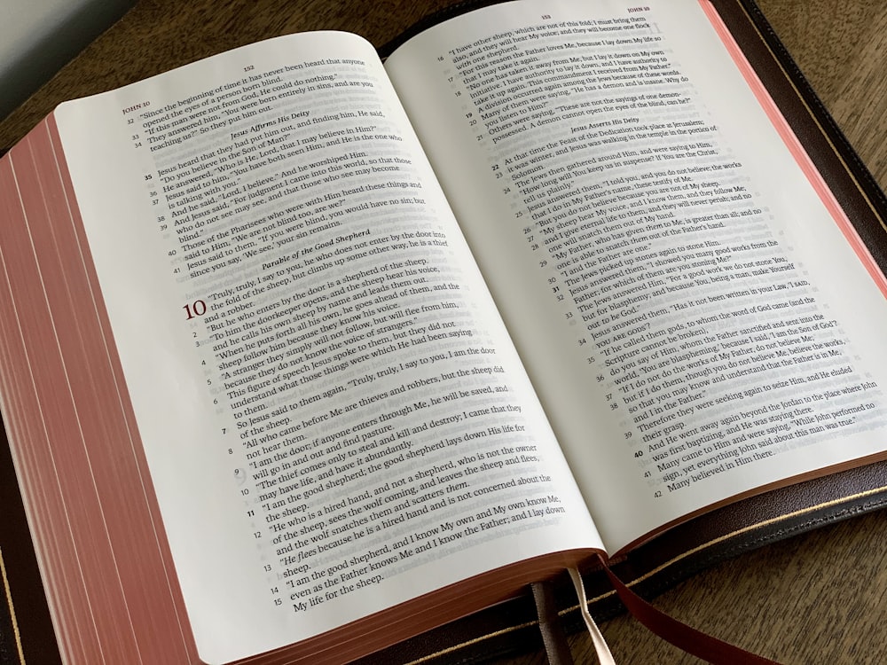 Page de livre blanc sur table en bois marron