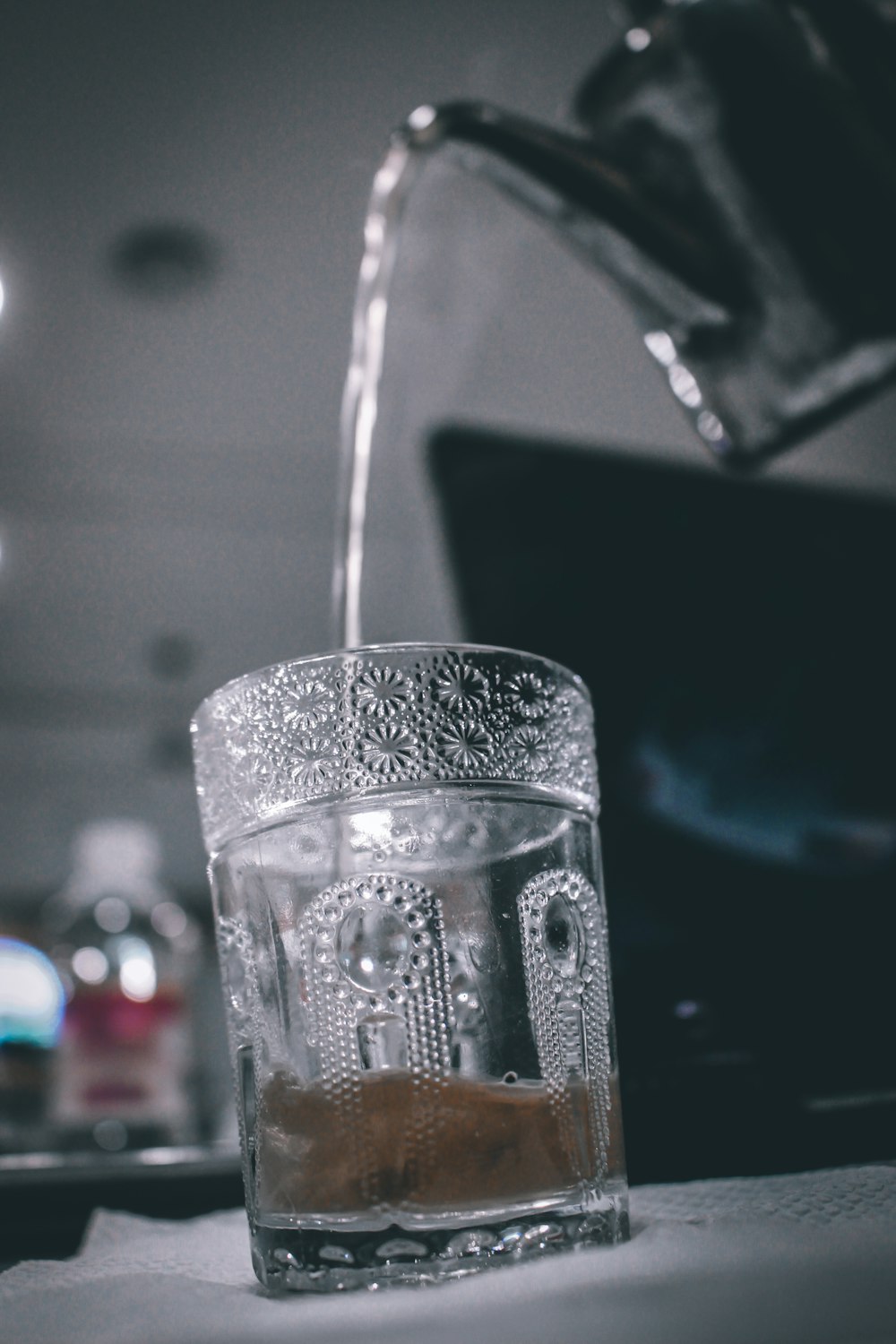 copo de beber transparente com água