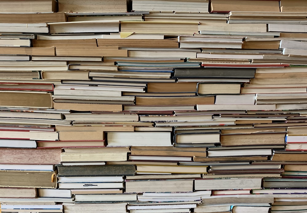 Scaffale in legno marrone con libri