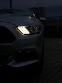 Night view of a rumbovivo vehicle illuminated by city lights, highlighting its sleek design and reliability.