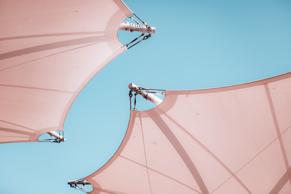 guarda-chuva cor-de-rosa sob o céu azul durante o dia