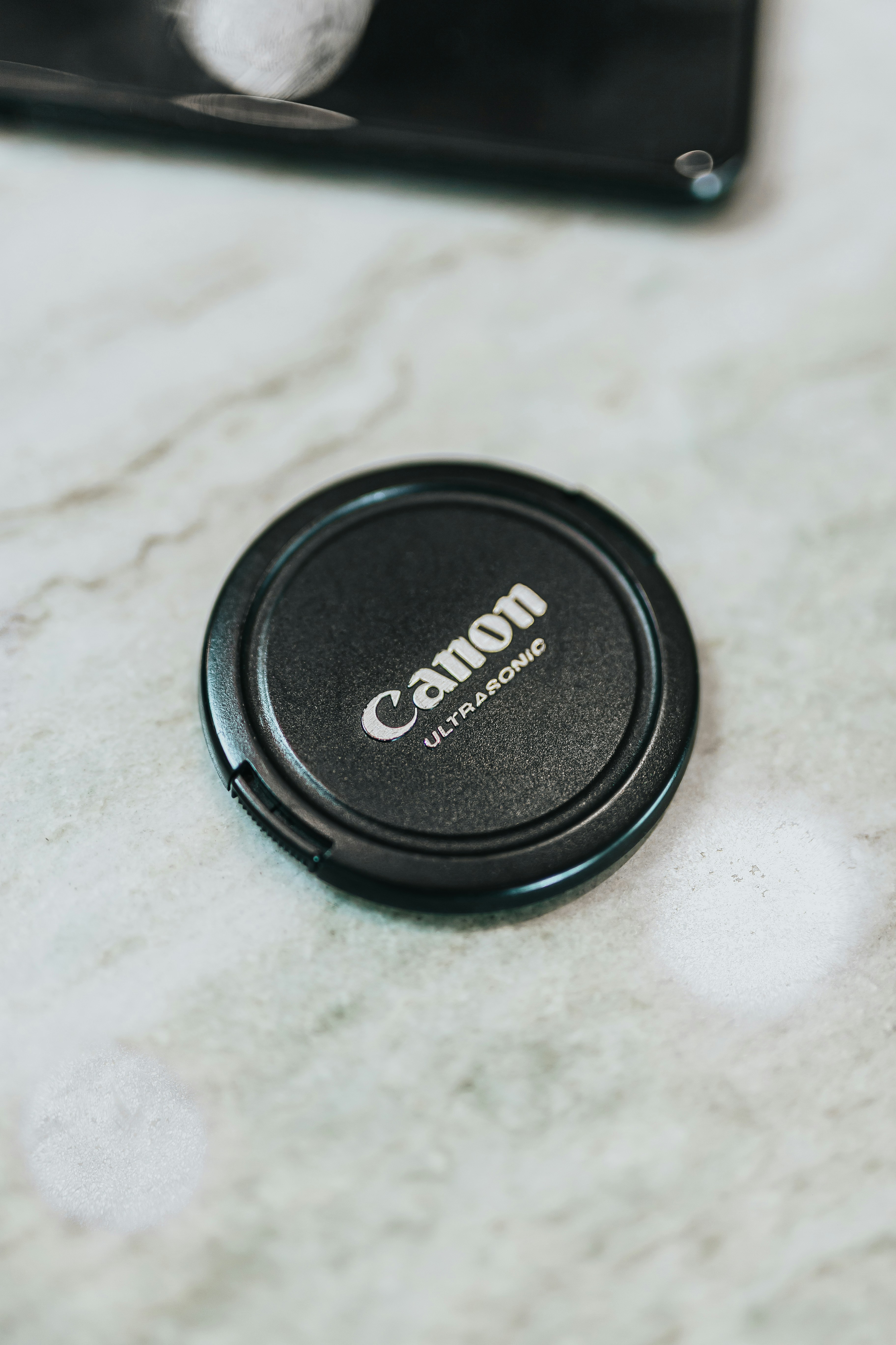 schwarze Nikon-Kameraobjektivabdeckung