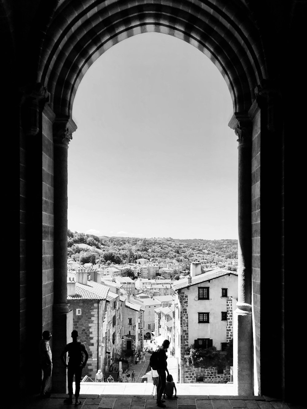 Photo en niveaux de gris d’un bâtiment en béton