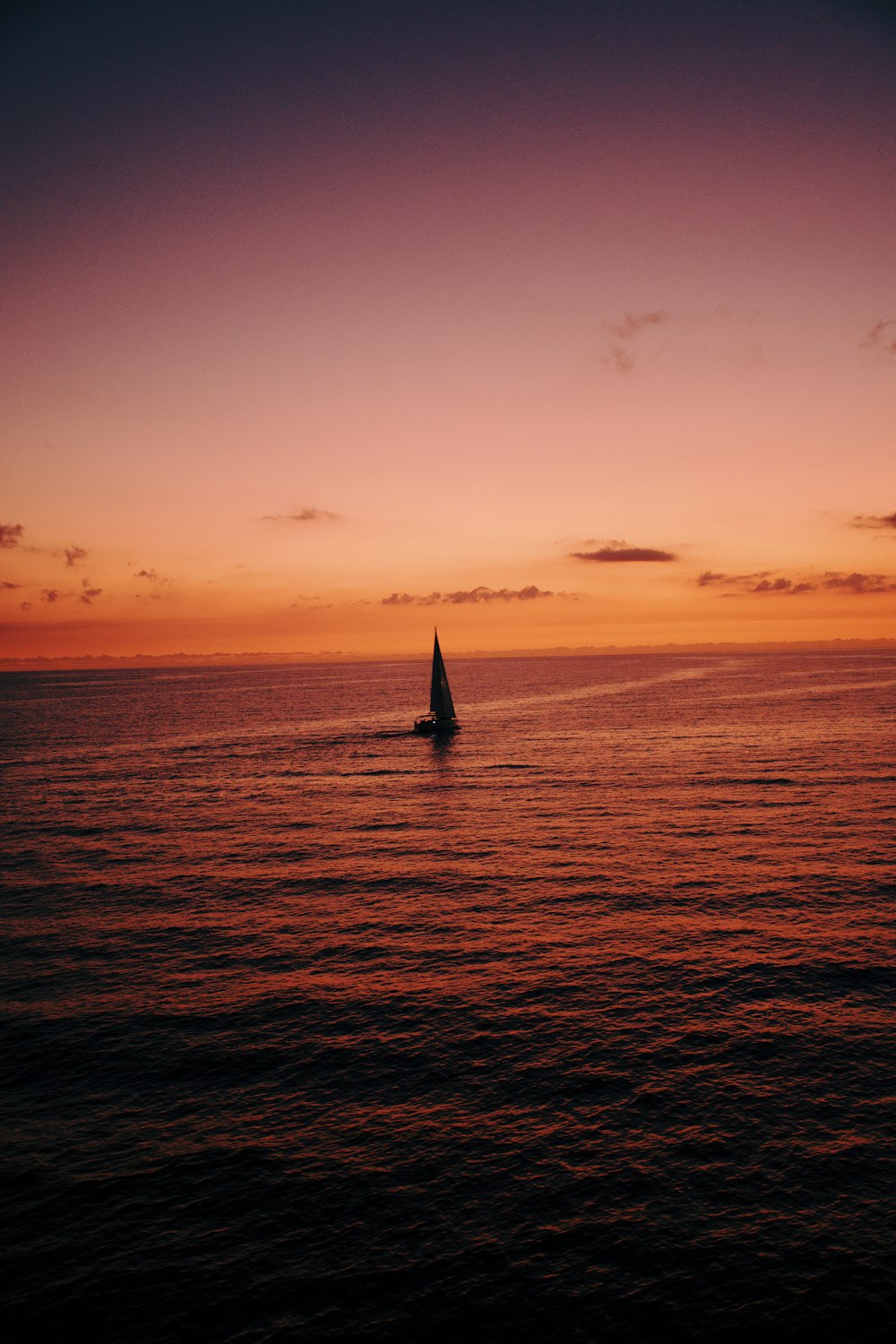 Segelboot auf See bei Sonnenuntergang