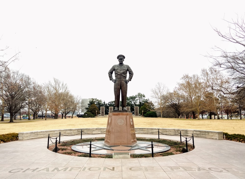 estatua del hombre en el suelo de hormigón marrón