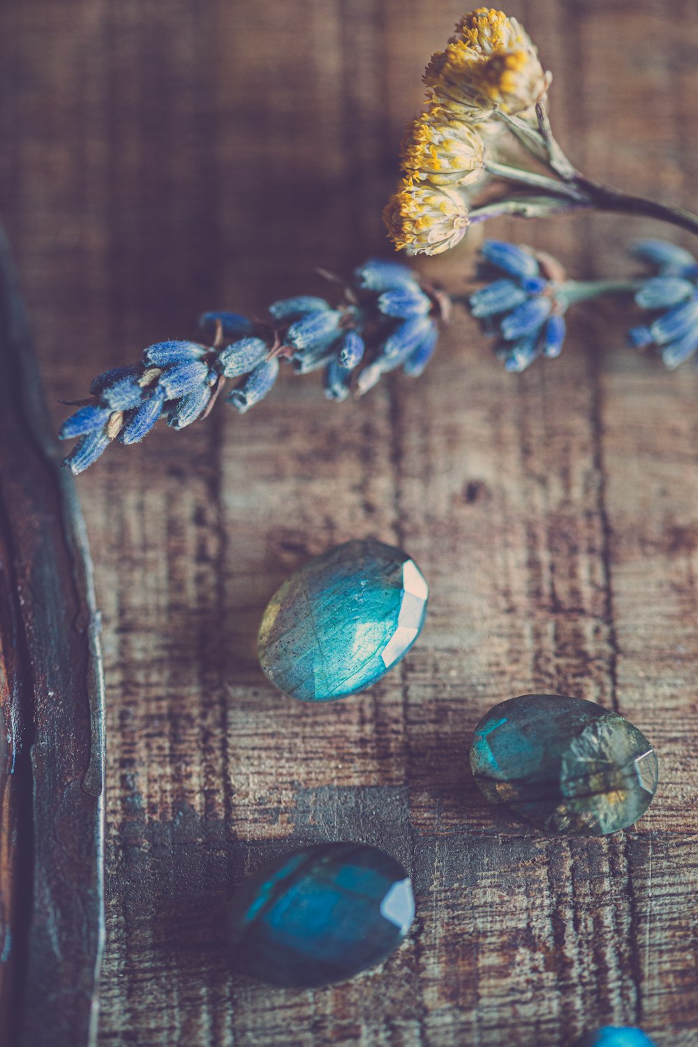 茶色の木製のテーブルに青と白の花