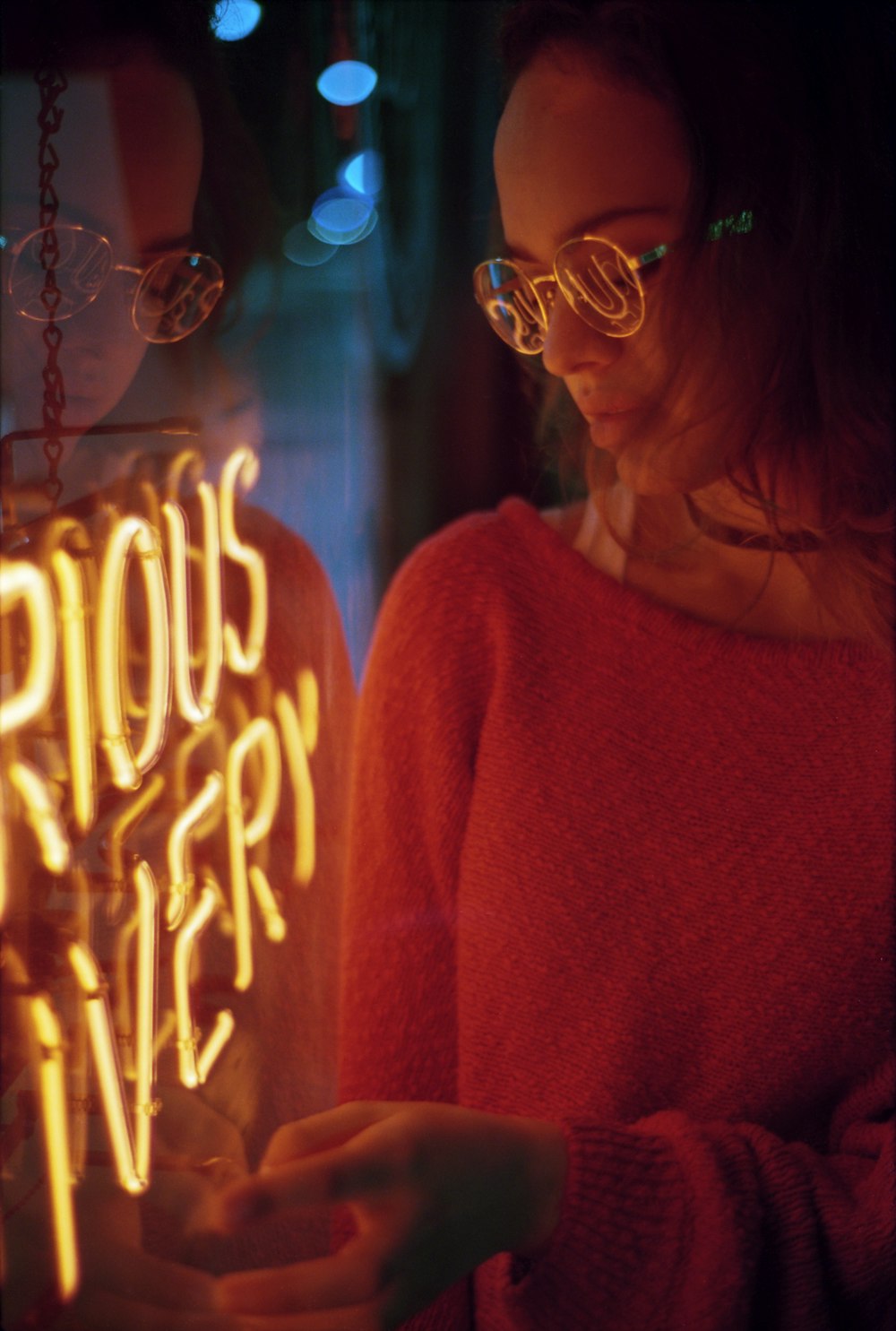 mulher no suéter vermelho que usa óculos
