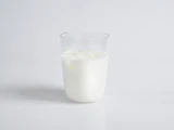 Lait dans un verre transparent
